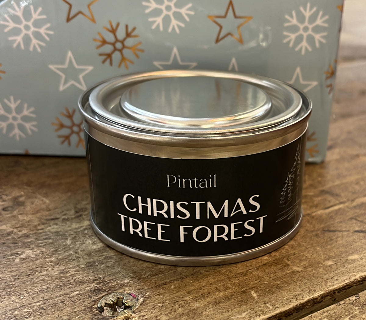 Xmas Candle: Scented Tin 14 hrs - Christmas Tree Forest