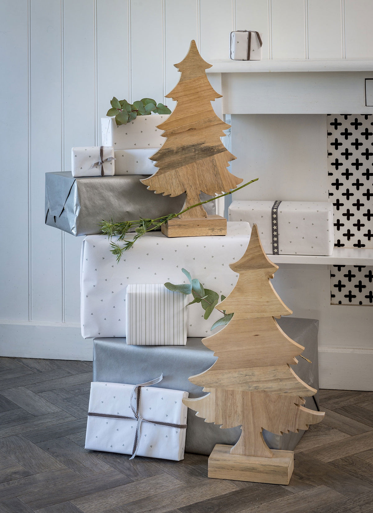 Ornament: Wood Tree Shape w Base - Natural