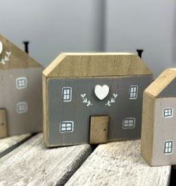 Ornament: Wood House Flat Roof Heart med - Dark Grey & White